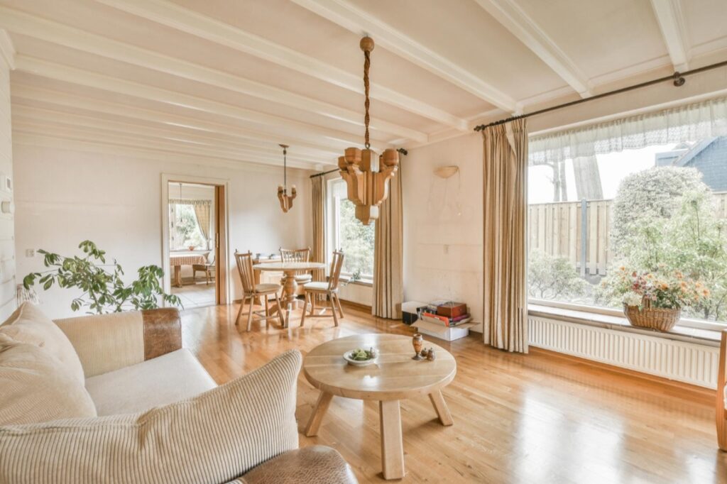 Instalacja podłóg warstwowych jest relatywnie prosta dzięki systemowi montażu typu "klik".