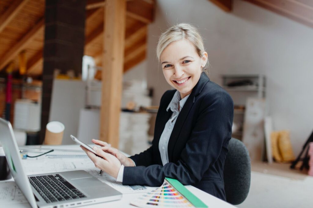 Ubezpieczenie mienia może dotyczyć zarówno wyposażenia biurowego, jak i elektronicznego sprzętu używanego do przetwarzania danych finansowych