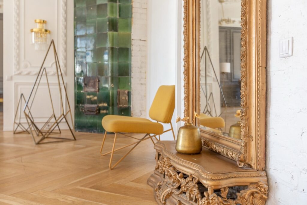 Instalacja podłóg warstwowych jest relatywnie prosta dzięki systemowi montażu typu "klik".