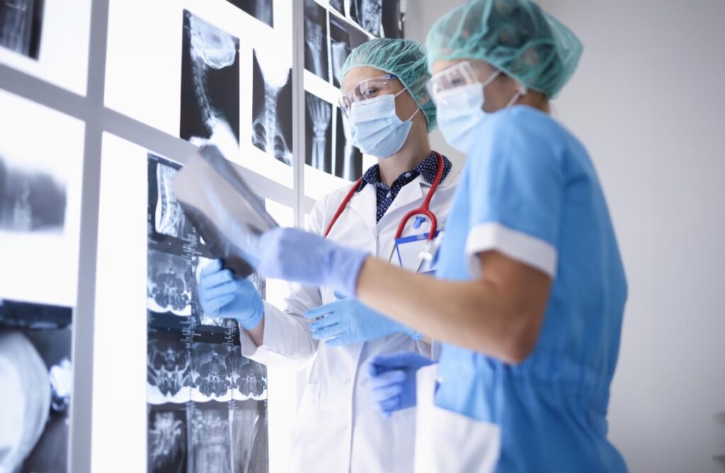 Dyżury lekarskie często wiążą się ze znacznym napięciem i presją czasu, co może prowadzić do sytuacji podwyższonego ryzyka wystąpienia błędów medycznych