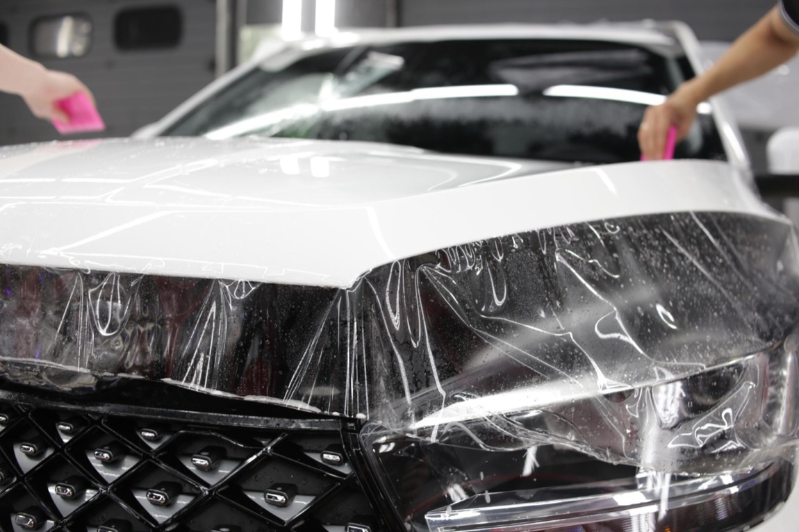 Zastosowanie folii ochronnej PPF do zabezpieczania lakieru samochodowego w Poznaniu