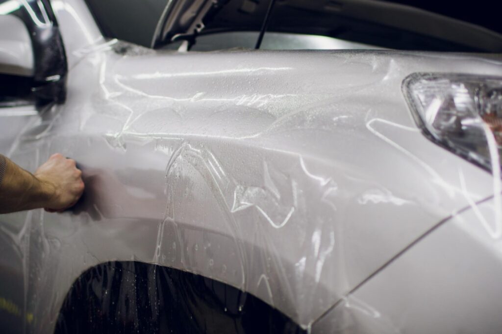 Ochrona lakieru samochodowego za pomocą folii PPF to inwestycja w długotrwałą estetykę i wartość pojazdu
