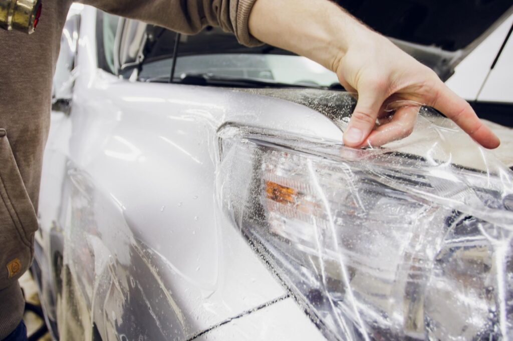 Ochrona lakieru samochodowego za pomocą folii PPF to inwestycja w długotrwałą estetykę i wartość pojazdu