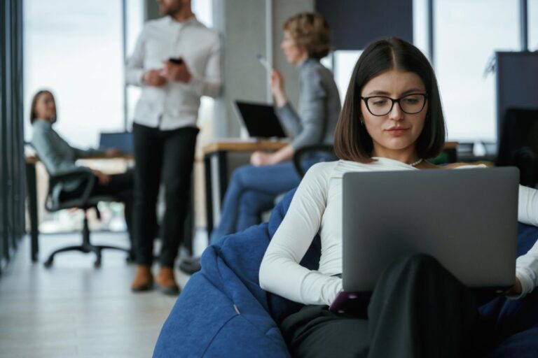 Innowacje i wydajność w najnowszym modelu Lenovo ThinkPad X1 Carbon Gen 13